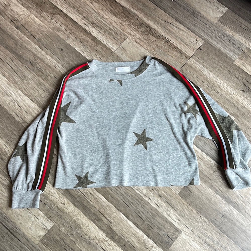 Long sleeve grey star shirt with stripes on the side. Twenty5A brand Size L
